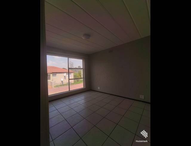 3 BEDROOM TOWNHOUSE FOR SALE IN VANDERBIJLPARK SW 5